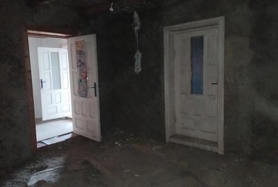 Casă cu 4 camere cu Teren 1600 Mp în Central - 2