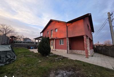 Casă cu 4 camere cu Teren 700 Mp în Central - 1