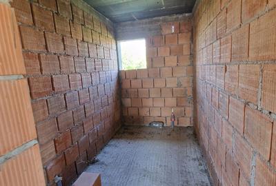 Se vinde casa la rosu, sat  Malaiesti jud. Prahova , pret 72000 euro negociabil - 7