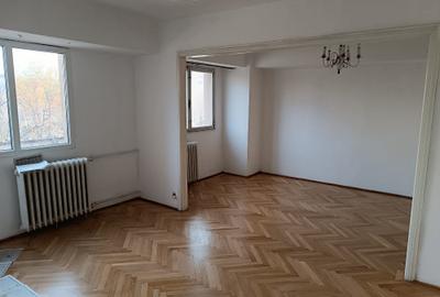 Apartament cu 4 camere decomandat în Drumul Taberei