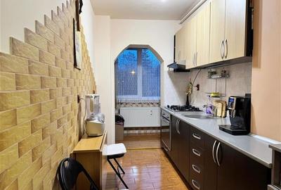 Apartament cu 3 camere decomandat, mobilat în Tractorul