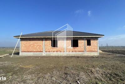 Casă cu 4 camere cu Teren 700 Mp în Botiz - 1