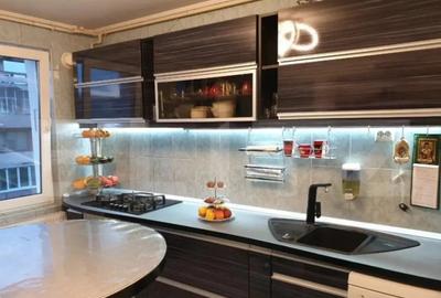 Apartament cu 4 camere decomandat în Tractorul - 2