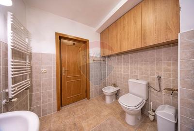 Casă individuală cu 8 camere cu Canalizare în Moieciu - 40