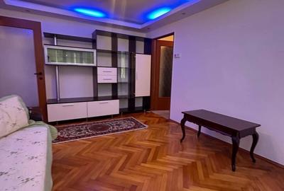 Apartament cu 3 camere semidecomandat în Traian