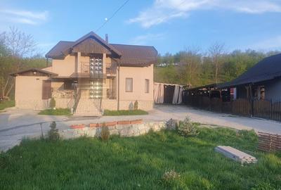 Casă cu 4 camere în Central - 2