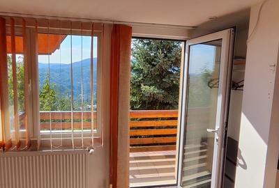 Casă cu 4 camere cu Teren 1350 Mp în Central - 1