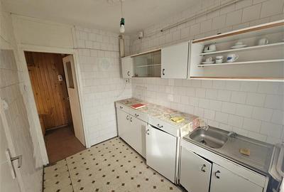 Apartament cu 3 camere semidecomandat în Micro I - 19