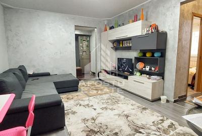 Apartament cu 3 camere semidecomandat, mobilat în Micro 4