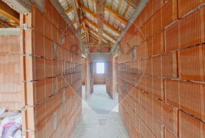 Casă cu 5 camere cu Teren 2688 Mp în Remeți - 3