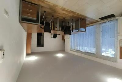 Spațiu comercial, de 50 mp, în Central - 8