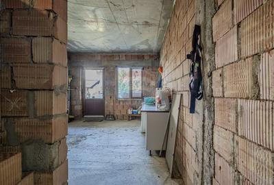 Casă individuală cu 8 camere cu Garaj în Colonia 1 Mai - 52