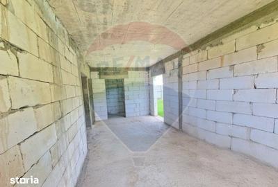 Casă cu 6 camere cu Teren 1476 Mp în Strugari - 2