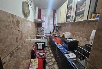 Apartament cu 3 camere nedecomandat în Micro III - 16