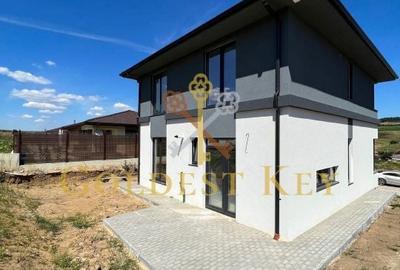 Casă cu 4 camere decomandat în Baciu - 1