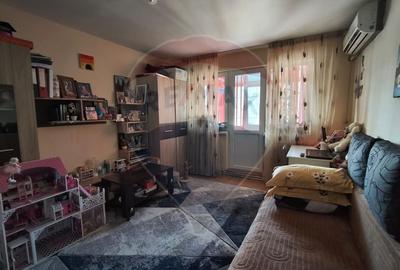 Apartament cu 3 camere semidecomandat, mobilat în Craiovița Nouă