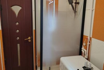 Eroii Revolutiei, doua minute metrou - 13