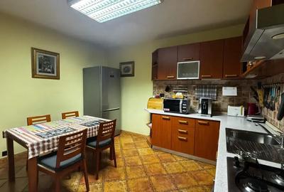 Casă cu 12 camere cu Canalizare în Parcul Carol