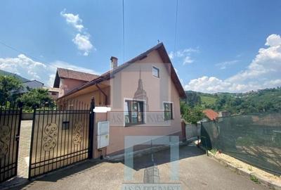 Casă individuală cu 5 camere în Schei