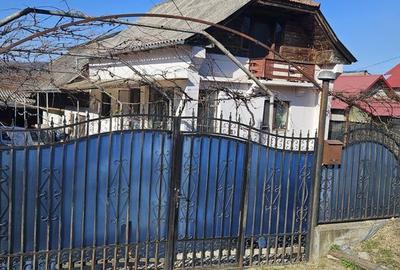 Casă cu 4 camere cu Teren 90 Mp în Dârmănești