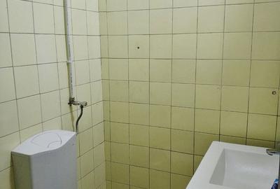 Casă cu 4 camere cu Canalizare în Km 4 - 8