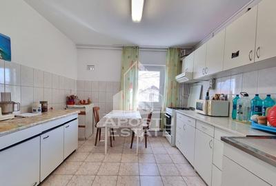 Apartament cu 3 camere decomandat în Lipovei