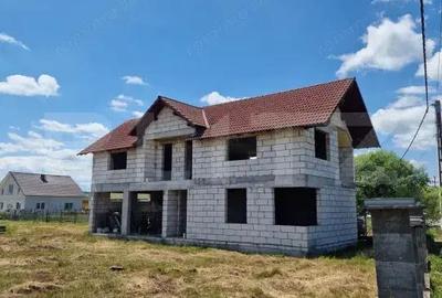 Casă cu 4 camere cu Teren 5600 Mp în Central - 5