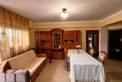 Apartament cu 3 camere semidecomandat în Inel II