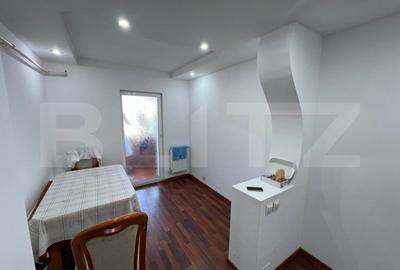 Apartament de vanzare, cu 2 camere decomandat, zona 9 Mai - 2