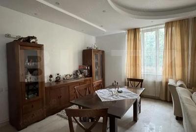 Casă cu Teren 230 Mp în Central - 2