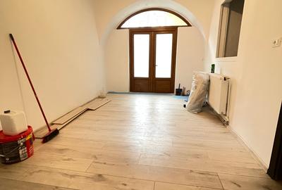 Apartament cu 3 camere semidecomandat în P-ța Unirii