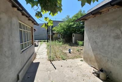 Piata Amzacea-Teren 375 mp (deschidere 14.86 ml )  + casa demolabila - 5