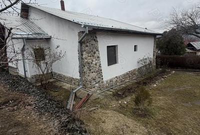 Casă cu 4 camere cu Teren 2000 Mp în Beceni