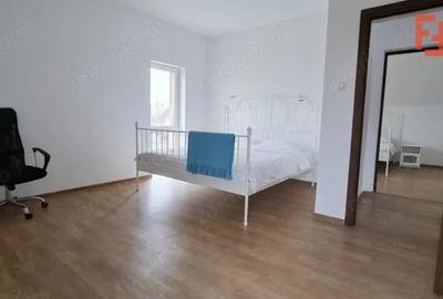 Casă cu 4 camere cu Garaj în Sânmihaiu Român
