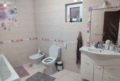 Casă de vânzare 2200 mp2 - 4