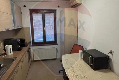 Spațiu comercial, de 65 mp, în P-ța Victoriei - 10