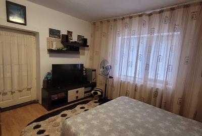 Valu lui Traian -casa 3 camere cu teren 300 mp -gaze la poarta -79900 Euro neg - 17