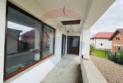 Casa / Vila cu 4 camere de vanzare - 6