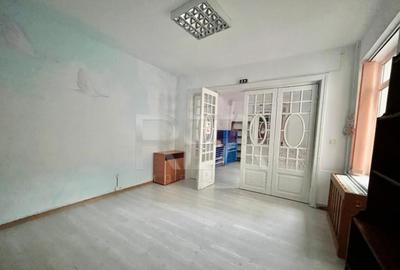 Casă cu 8 camere cu Canalizare în Parcul Carol - 10