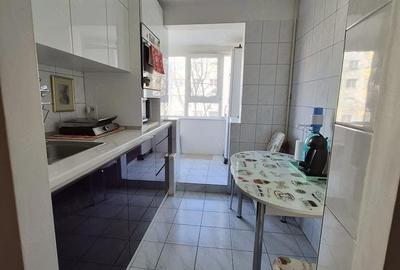 Apartament cu 3 camere decomandat în Titan