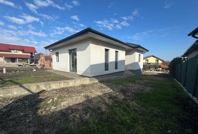 Casă individuală cu 3 camere cu Canalizare în Câmpenești - 1
