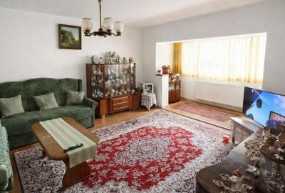 Apartament cu 3 camere decomandat în Răcădău