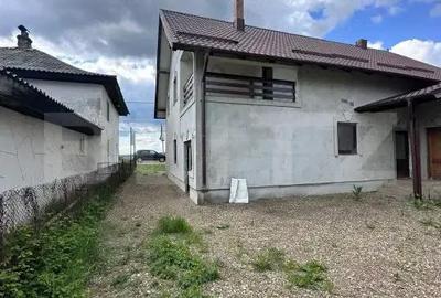 Casă cu 10 camere cu Teren 1166 Mp în Rădăuți - 1