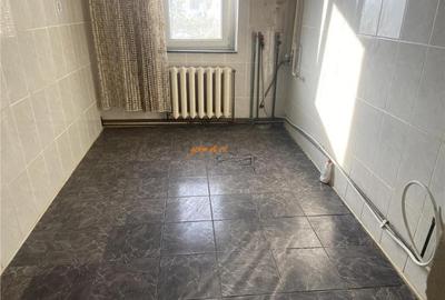 Apartament 3 camere , zona Longinescu - Gara , decomandat 70 - 3
