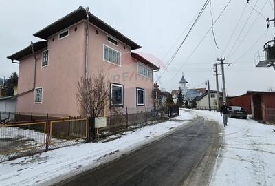 Casă cu 6 camere cu Teren 200 Mp în Central