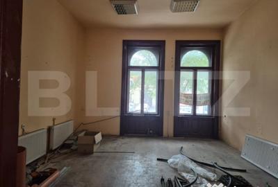 Casă cu 7 camere cu Teren 1021 Mp în Central