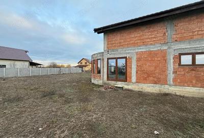Casă cu 5 camere cu Teren 834 Mp în Moșnița Nouă