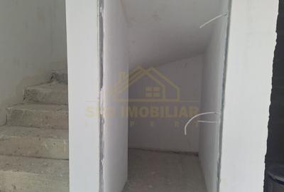 Casă cu 4 camere cu Canalizare în Central - 3