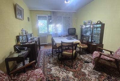 Apartament cu 3 camere semidecomandat în Micro 16