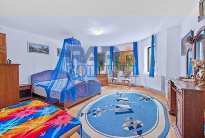 Vilă cu 6 dormitoare, 2 garaje, anexe multiple - 2076 mp teren - 2